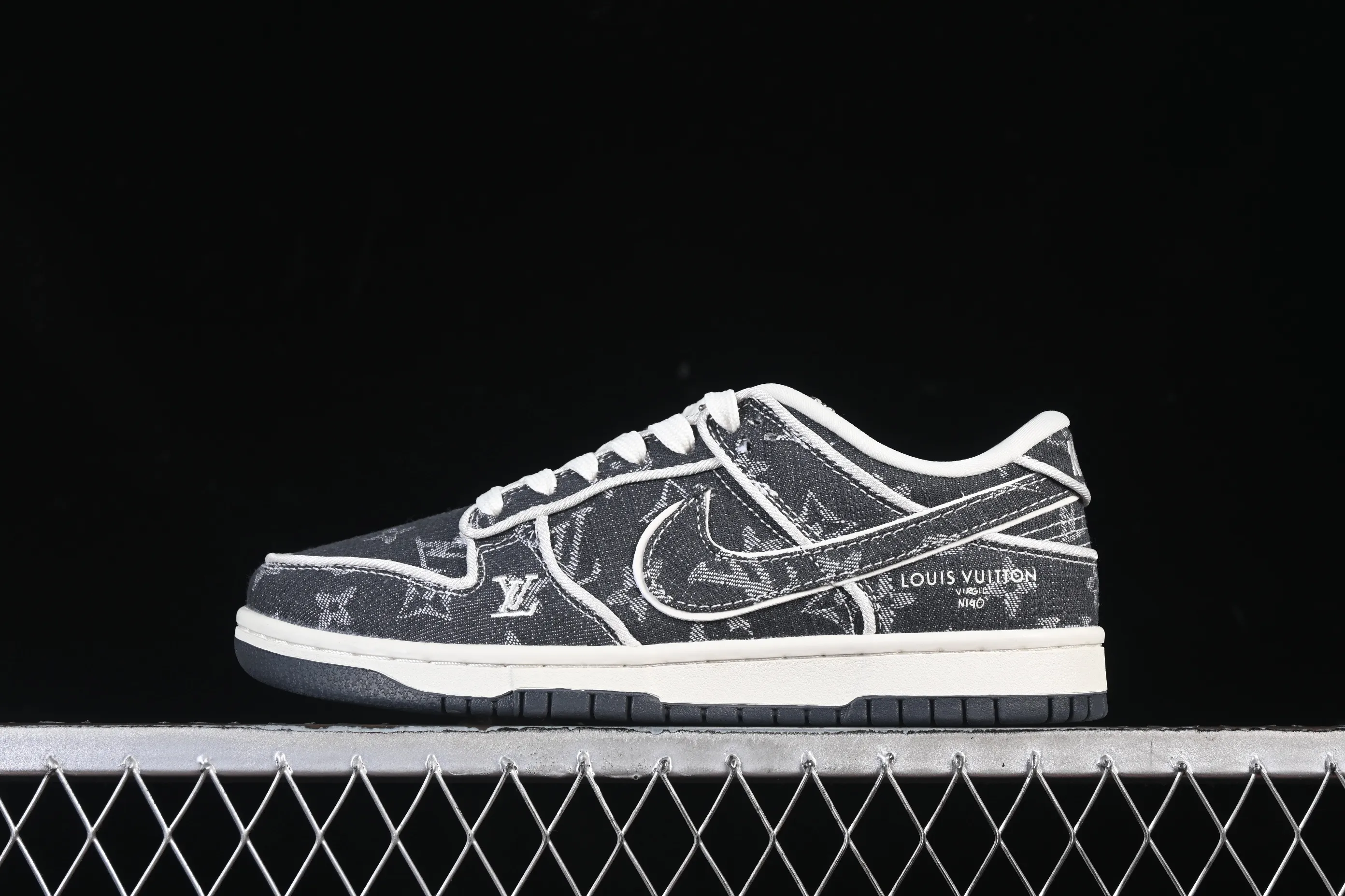 All categories Nk SB Dunk Series Nk SB Dunk Low High-end customized low-top sneakers Nike SB Dunk Low LV co-branded white and dark blue denim High-end customized low-top casual sneakers SC0601-470
